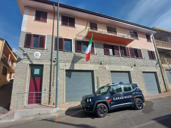 Fonni, elderly couple robbed in their home by two armed bandits La caserma dei carabinieri a Fonni (Ansa)