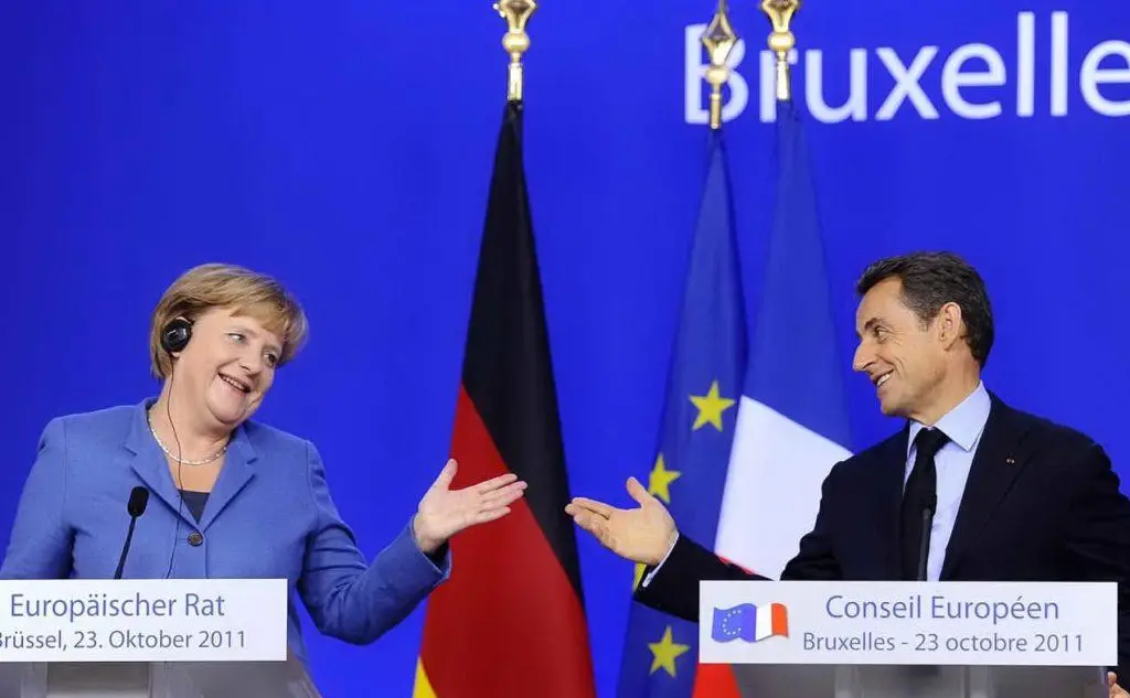 Nel 2011 Merkel e Nicolas Sarkozy prendono in giro Silvio Berlusconi a Bruxelles (Ansa)