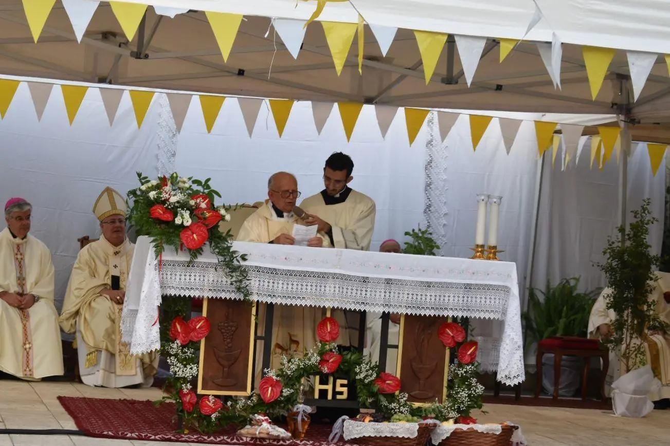 Don Modestino Floris celebra la messa (foto archivio Unione Sarda)