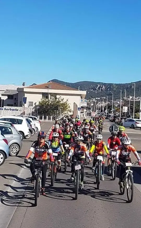 La corsa in bici (foto degli organizzatori)