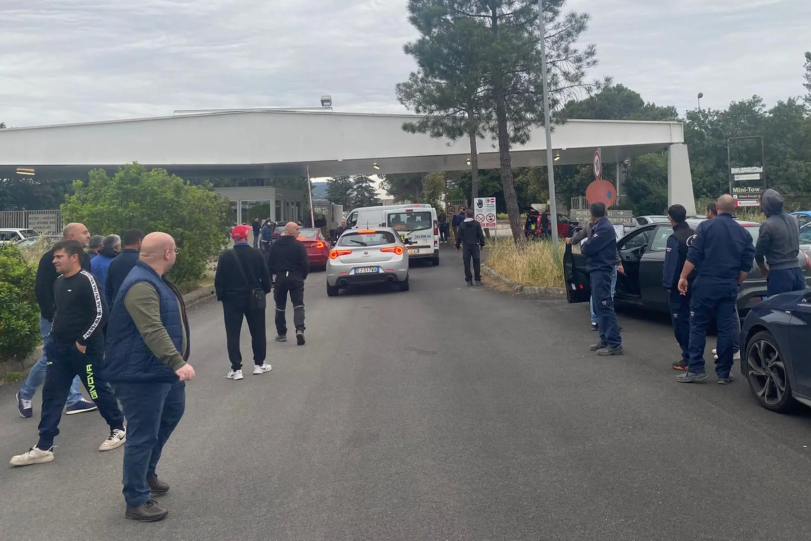 La protesta degli operai all'ingresso della zona industriale di Ottana (foto Canu)