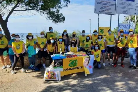 Foto di gruppo per i volontari (Legambiente)