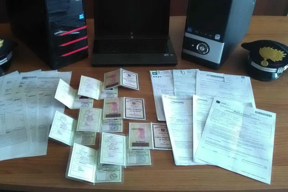 I documenti sequestrati dai carabinieri