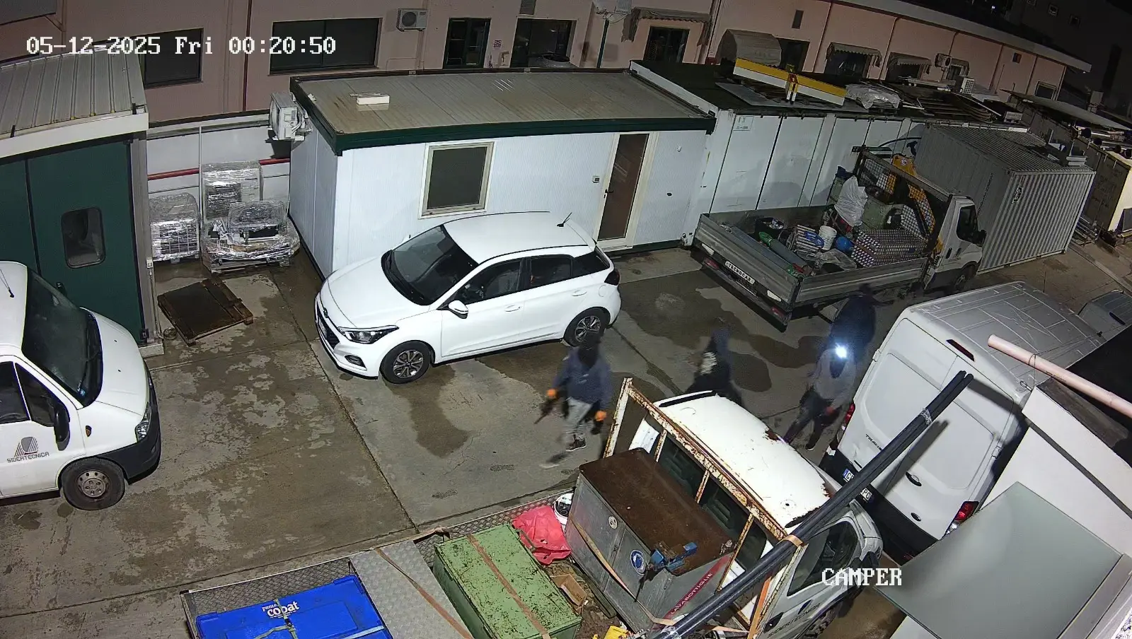 Un'altra immagine dei ladri in azione