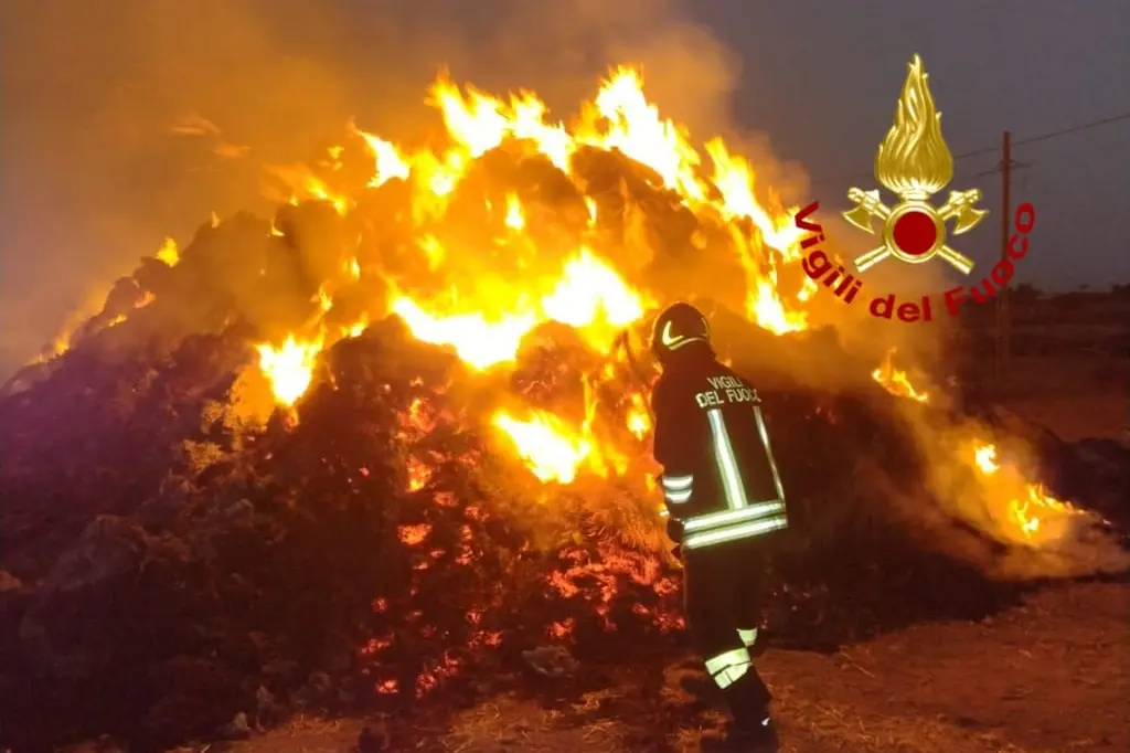 Fiamme a Villasor (foto vigili del fuoco)