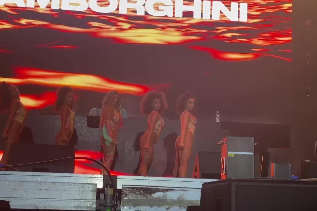 Elettra Lamborghini infiamma il palco dell’Arabax Music Festival