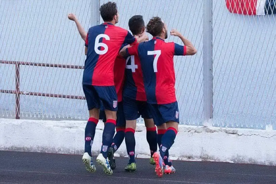 I rossoblù esultano dopo un gol