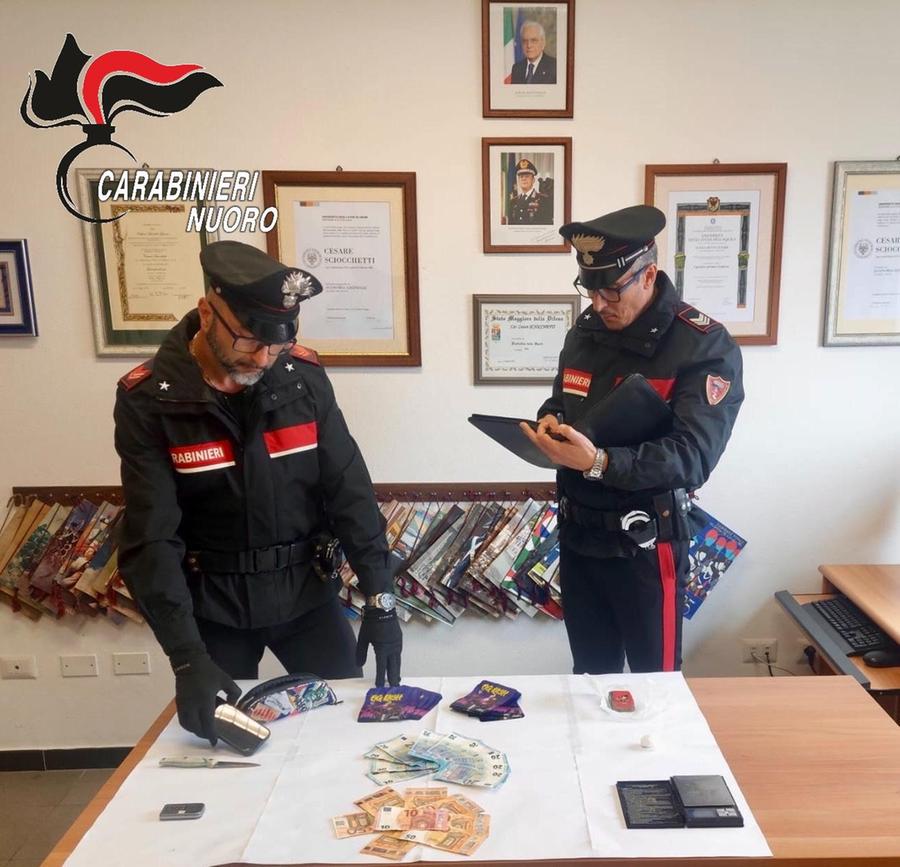 Macomer, hashish e cocaina alla macchinetta del caffè: spacciatore 19enne in arresto