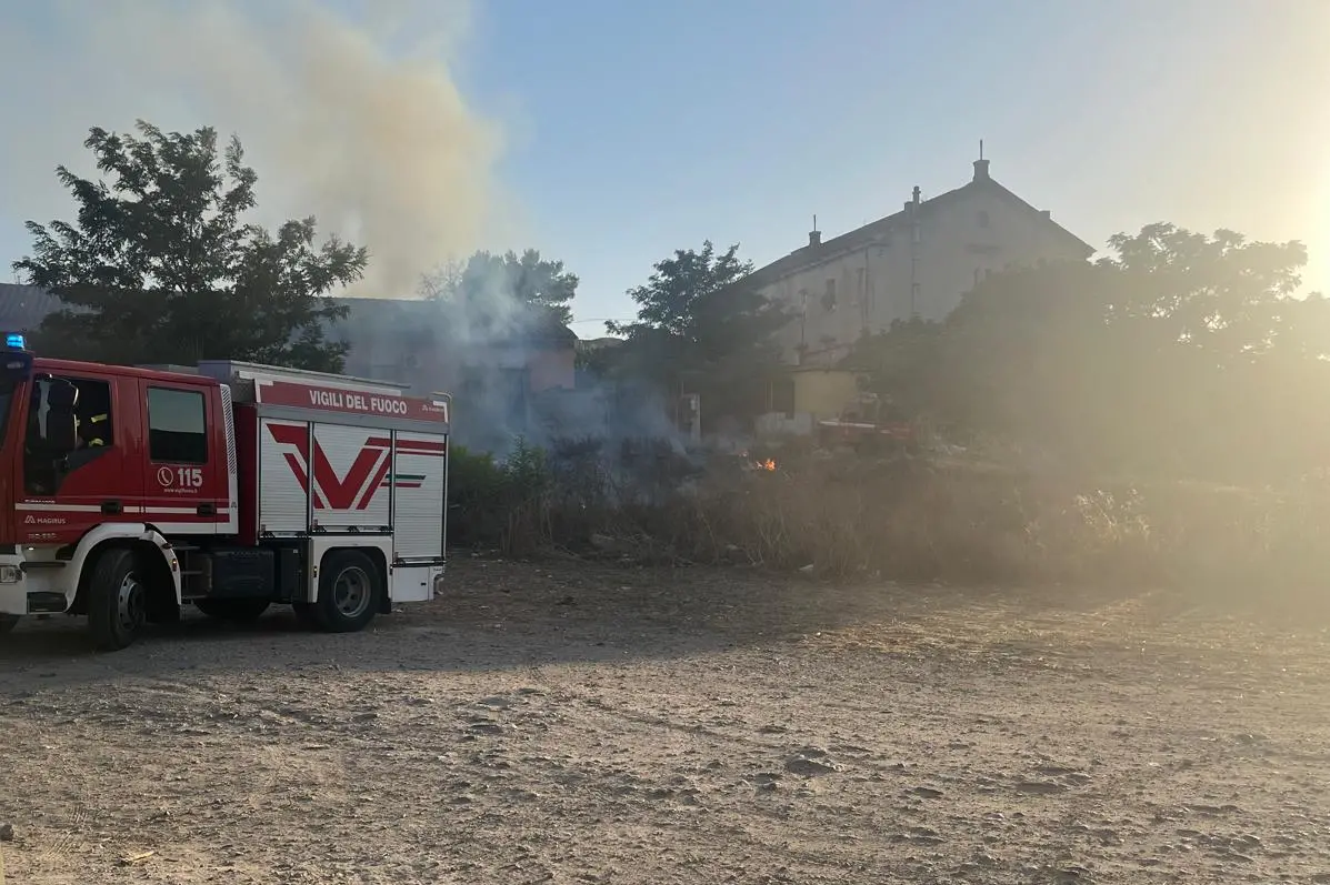 L'incendio davanti al Cus (L'Unione Sarda)