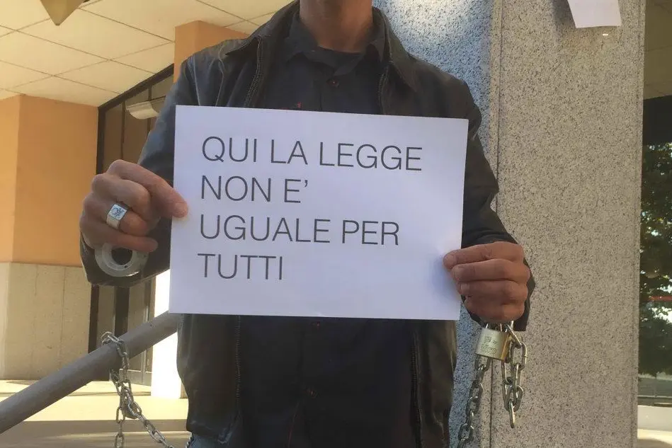 Daniele Fontana mostra il cartello