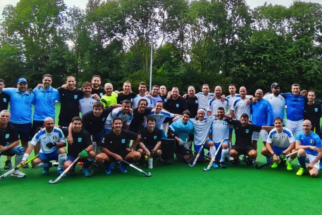 Le nazionali di Italia e Argentina dopo l'amichevole di ieri a Schiedam (Foto Italia Over 35)