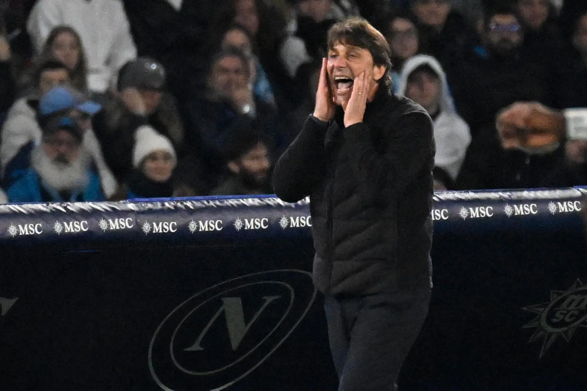 Il Napoli batte il Milan e si prende il secondo posto Napoli's head coach Antonio Conte reacts during the Italian Serie A soccer match SSC Napoli vs AC Milan at Diego Armando Maradona Stadium in Naples, Italy, 6 April 2026. ANSA/ /CIRO FUSCO