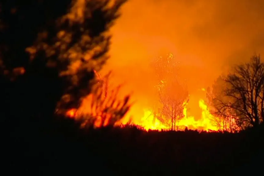 Brucia il Sud della Francia, centinaia i vigili del fuoco mobilitati