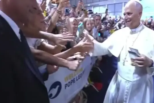 Papa Leone è arrivato al Meeting di Rimini, applausi e cori da stadio