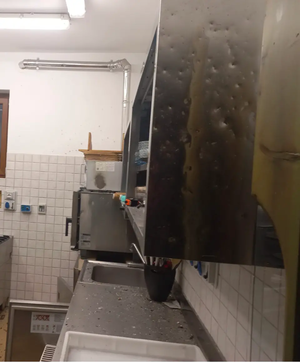 La cucina con i segni della deflagrazione (foto Fiori)
