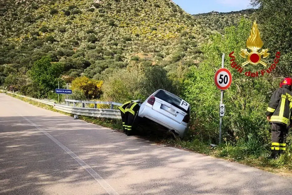 L'auto coinvolta nell'incidente (foto Vigili del fuoco)