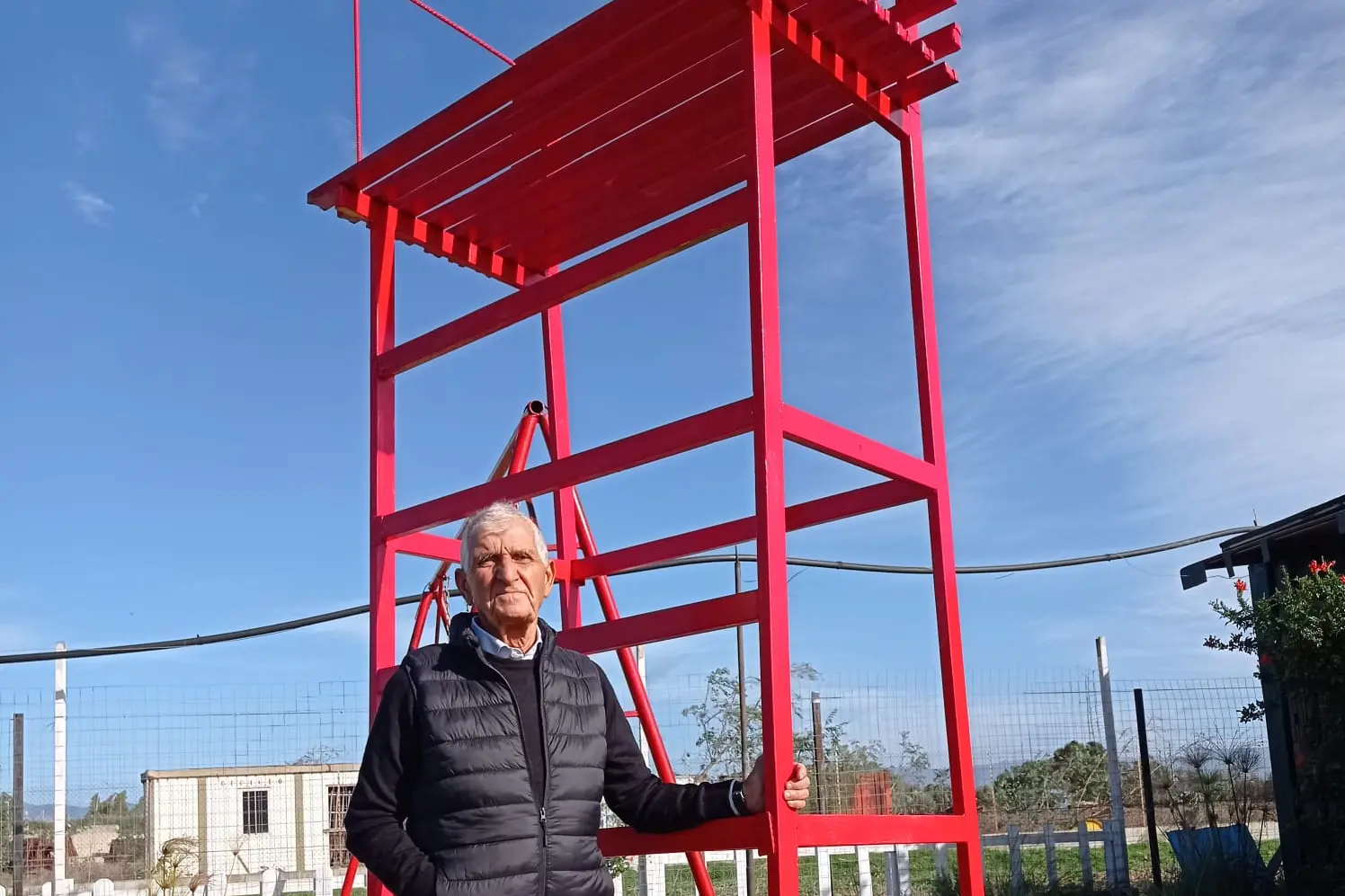 Pietro Cogoni e la panchina rossa alta tre metri (foto Lai)
