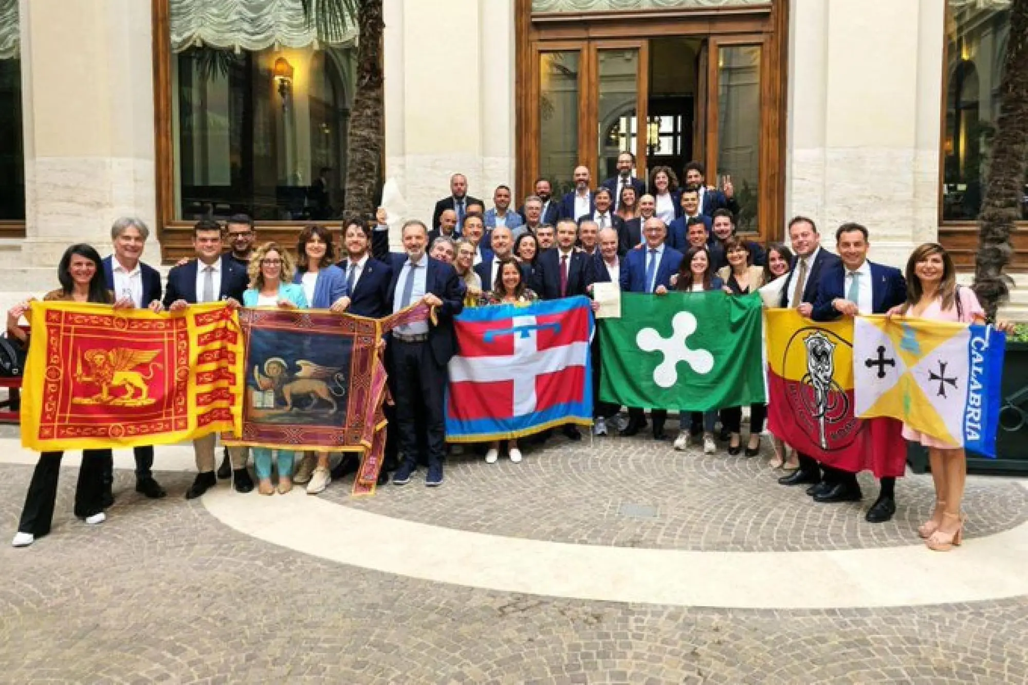 Foto di gruppo per i deputati della maggioranza con le bandiere regionali (dal profilo X di Matteo Salvini)