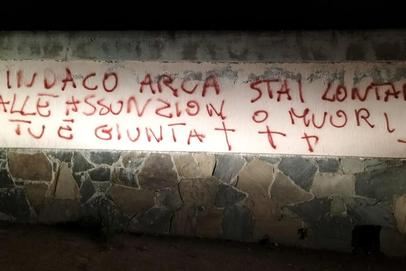 La scritta minacciosa comparsa a Bultei (archivio L'Unione Sarda)