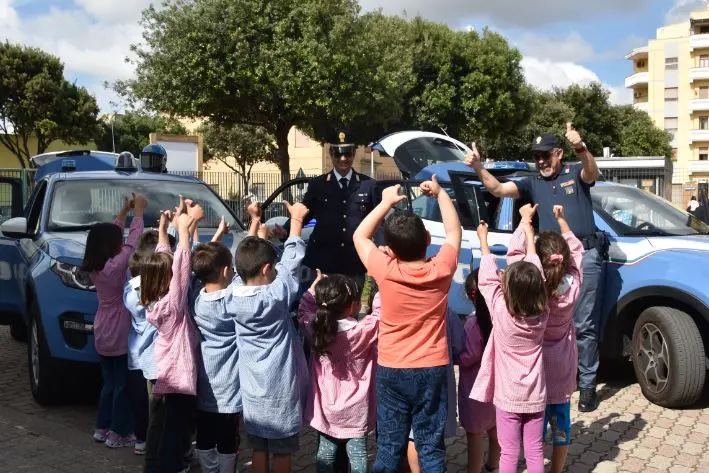 I bambini dell'asilo Gabriel con gli agenti