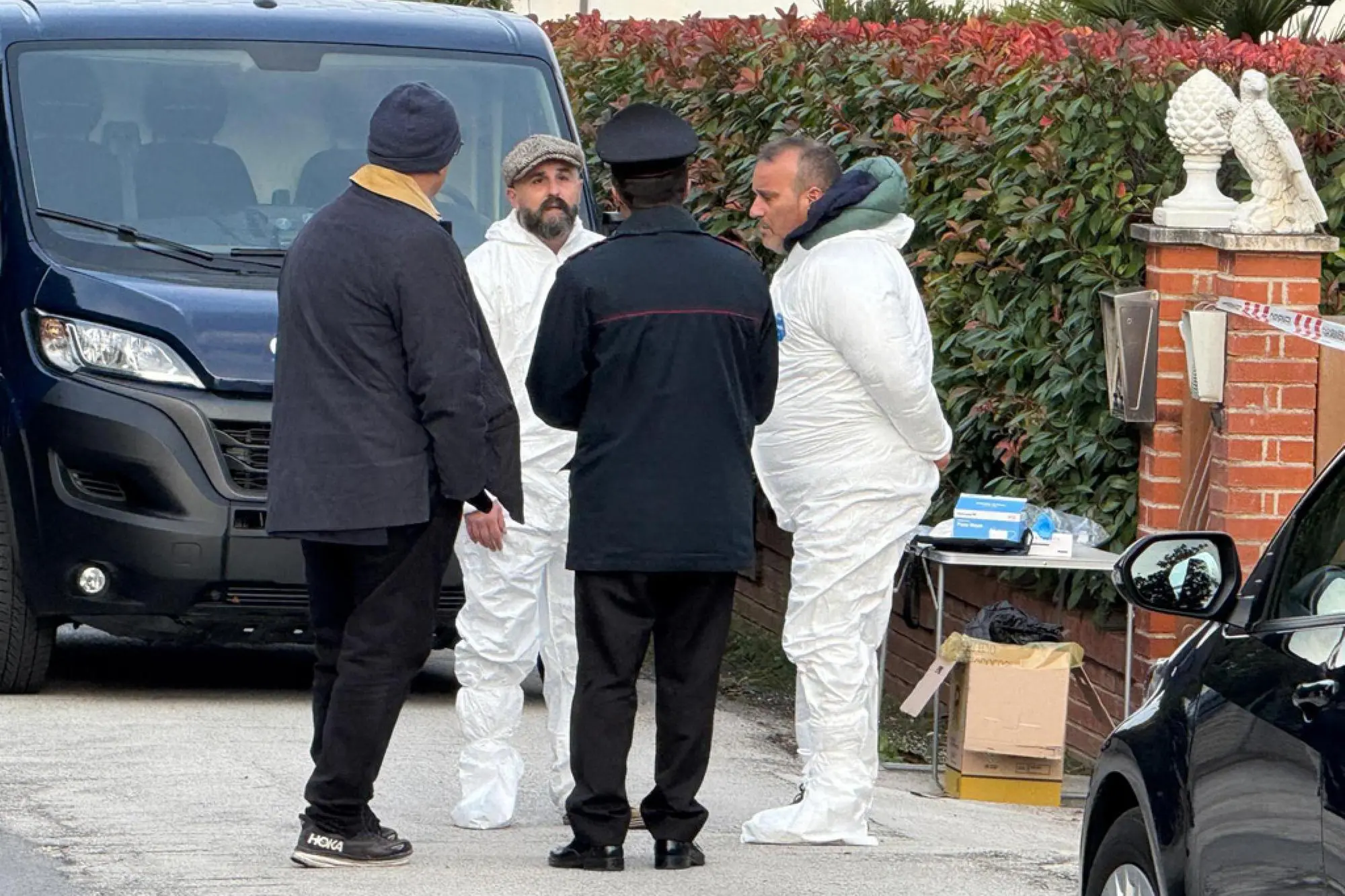 Forze dell'ordine all'esterno della abitazione dove una donna è stata picchiata a morte a Pianello Vallesina di Monte Roberto (Ancona)- Foto Ansa