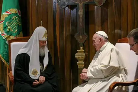 Papa Francesco e il Patriarca russo Kirill (Ansa)