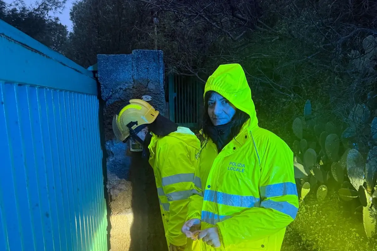 La sindaca di Sinnai, Maria Barbara Pusceddu, impegnata nei soccorsi (foto Serreli)