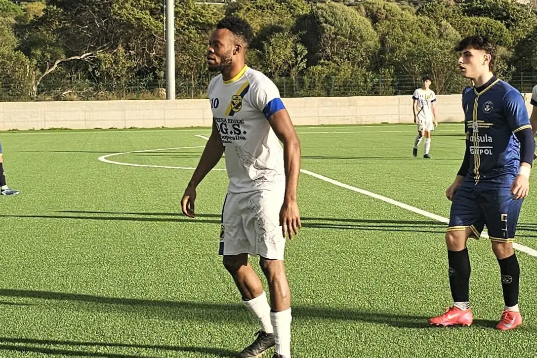 L'attaccante del Badesi 09, Courage Ehichioya (G.Pischedda)