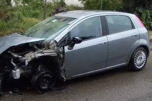 L'auto colpita dall'esplosione