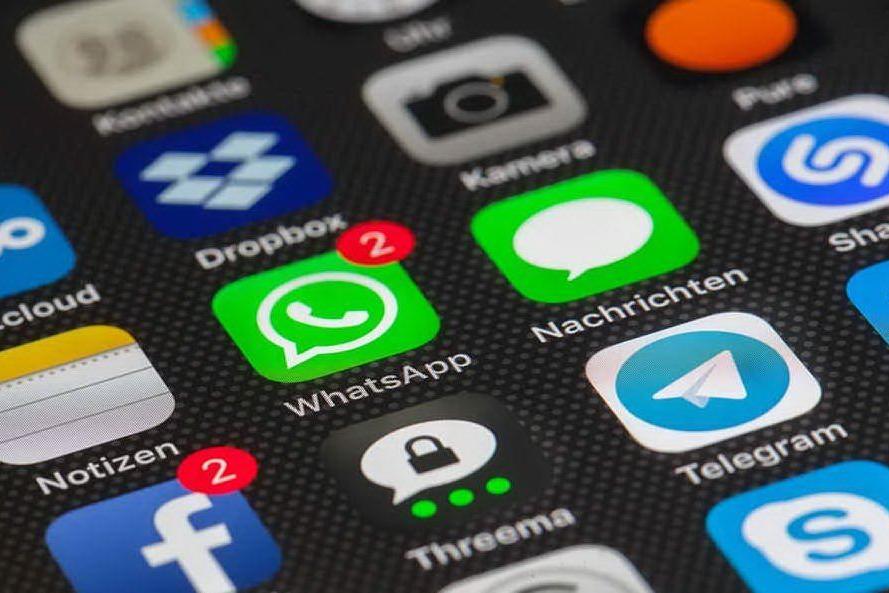 WhatsApp, Facebook e Instagram fuori uso per un'ora