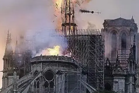 Il momento del crollo della guglia a Notre Dame (archivio L'Unione Sarda)