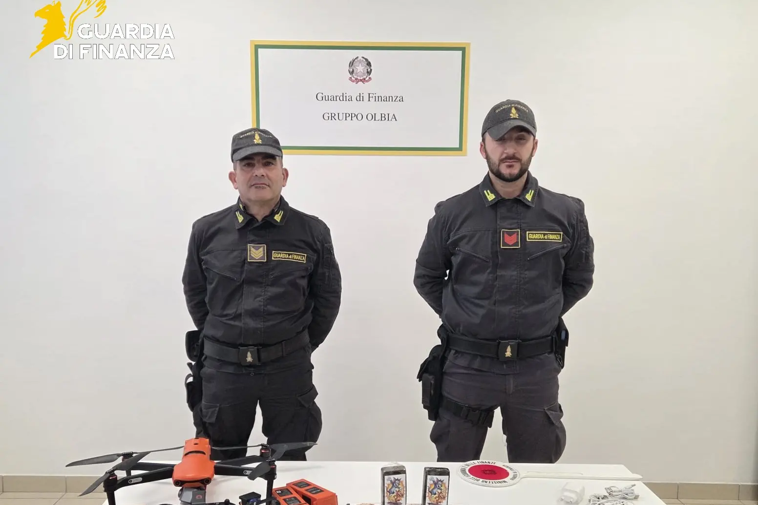 Il drone e i telefoni sequestrati (foto guardia di finanza)
