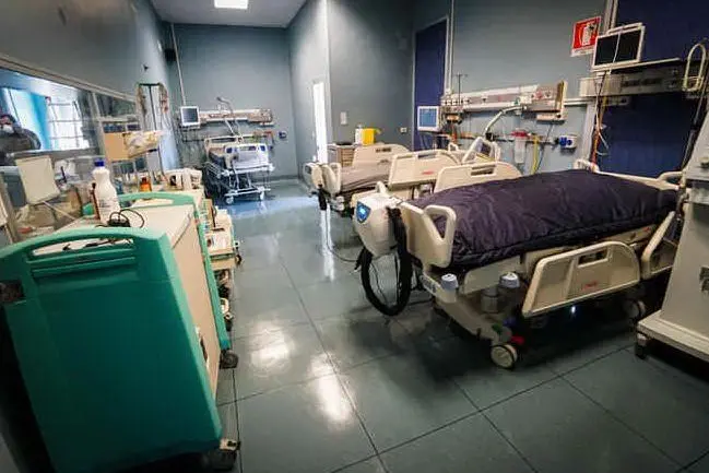 Una delle sale del Covid Center Loreto Mare a Napoli (Ansa)
