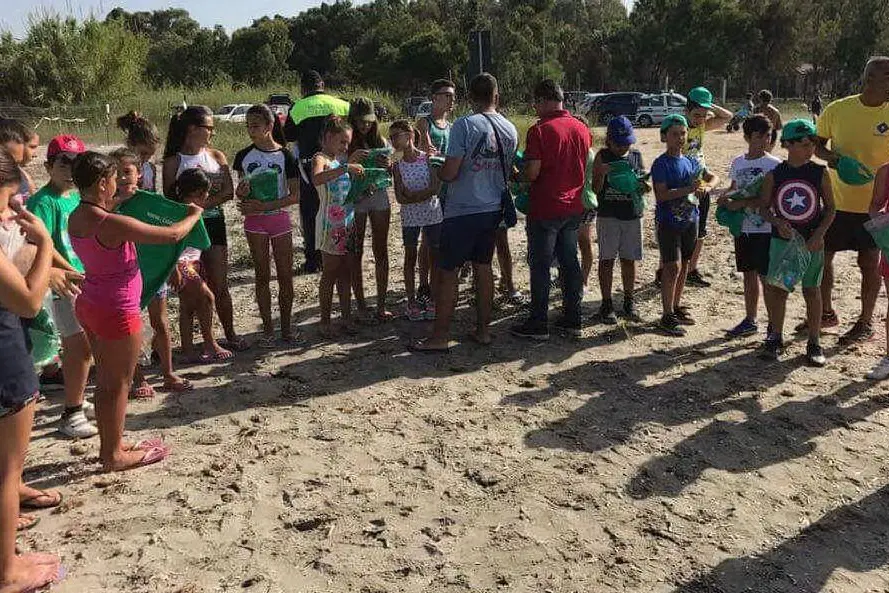 "Differenziamoci", giornata ecologica nella spiaggia di Portovesme