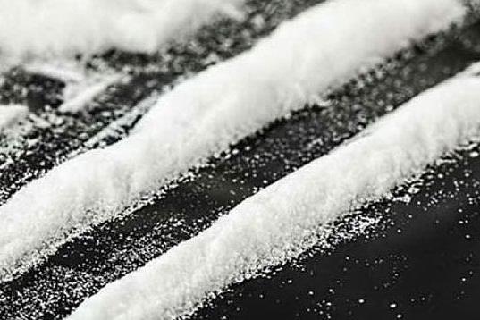 Bimbi di 2 e 5 anni positivi alla cocaina: indagato il padre