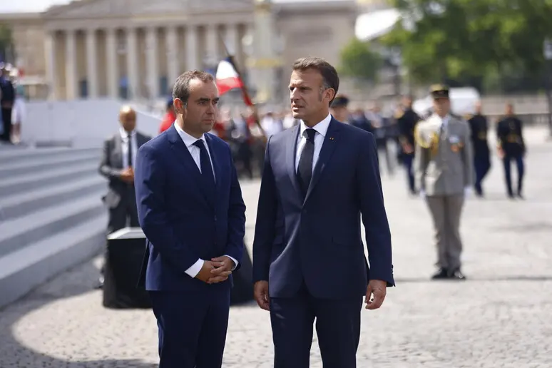 Macron e Sébastien Lecornu (Ansa)