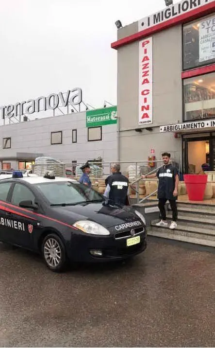 I Nas davanti al negozio (foto Carabinieri)