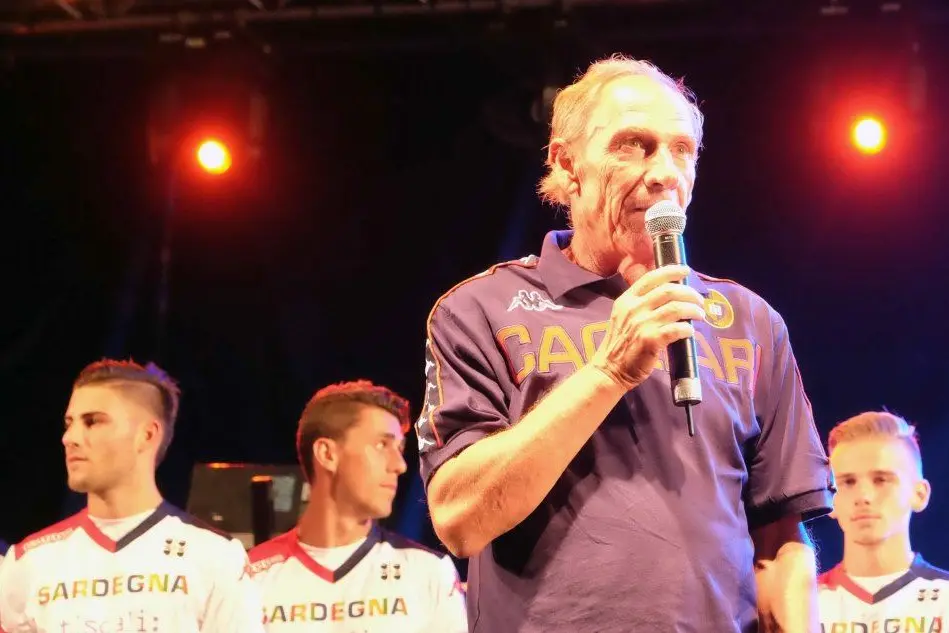 Zeman durante la presentazione del Cagliari all'Arena Sant'Elia