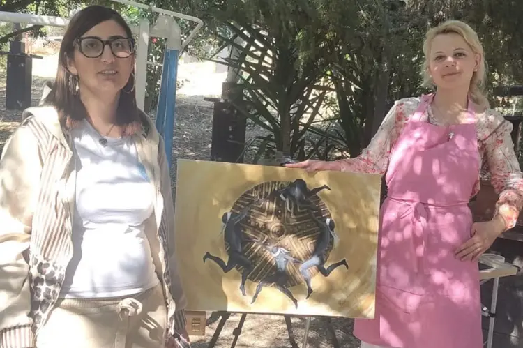 Chiara Masia, uno dei dipinti e Anna Boiko (foto concessa)