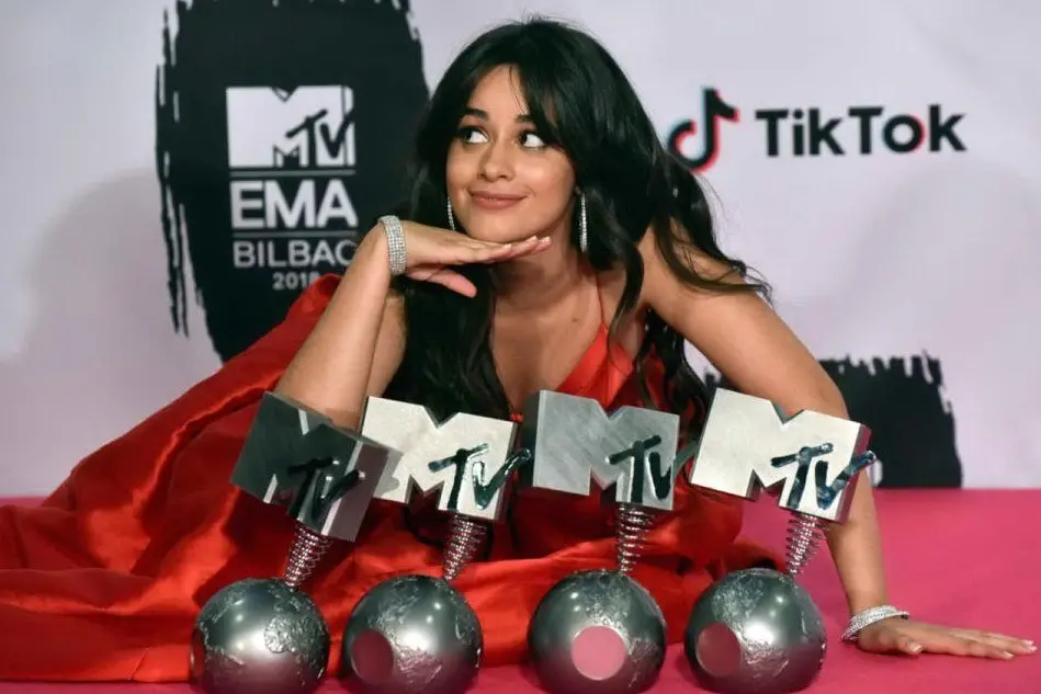 La popsatr Camila Cabello con i 4 premi vinti agli Mtv Europe 2018 (Ansa)