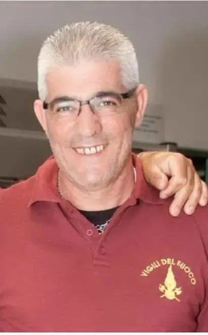 Pierpaolo Puddu con la divisa dei pompieri (Foto Vigili del Fuoco)