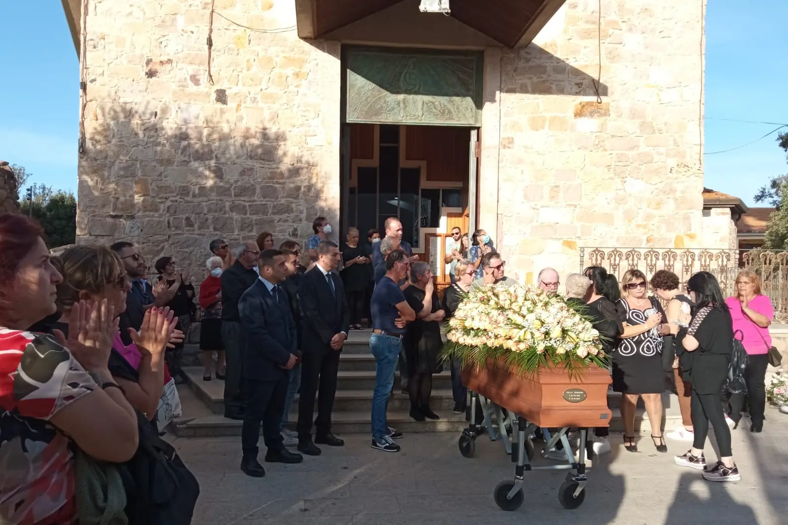 I funerali di padre e figlia morti in mare (foto L'Unione Sarda-Cucca)