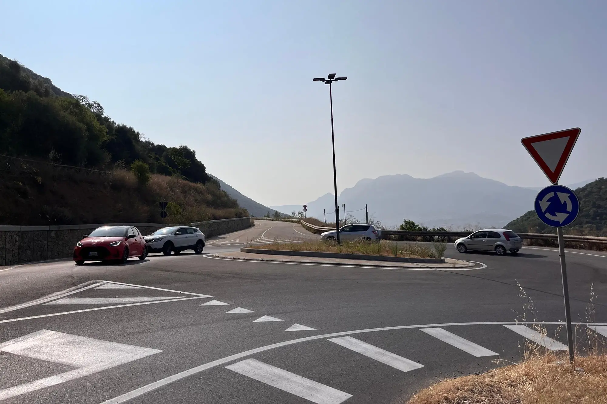 Le auto sulla Pedemontana a Nuoro (foto Ledda)