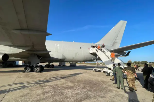 Uno dei due aerei militari italiani Boeing Kc767 con a bordo circa 200 connazionali al rientro da Israele (foto Ansa)