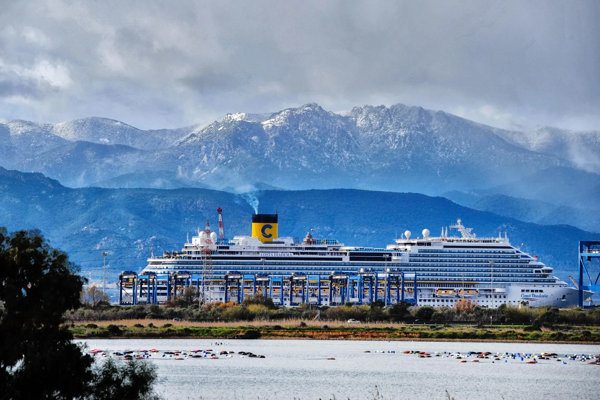 Da Cagliari si vedono le montagne innevate (foto Ungari)