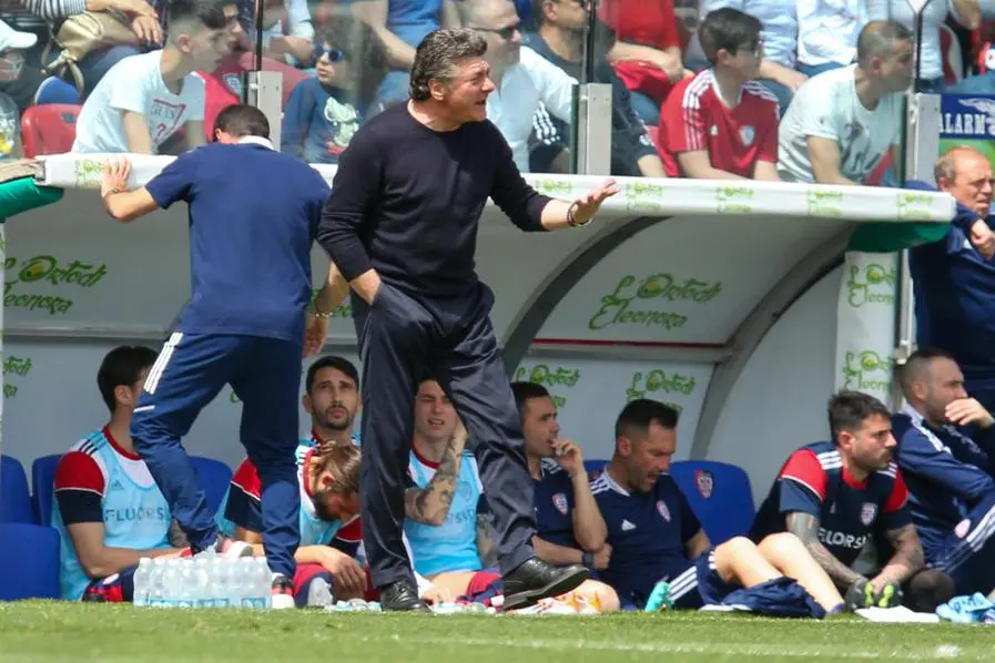 Cagliari's head coach Walter Mazzarri reacts during the Italian Serie A soccer match Cagliari Calcio vs US Sassuolo calcio at Unipol Domus stadium in Cagliari, Sardinia island, Italy,16 April 2022. ANSA/FABIO MURRU