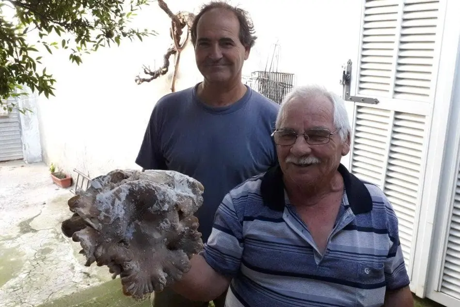 Franco Lai e Marinello Vacca con il fungo da oltre un chilo (foto inviata via Facebook)