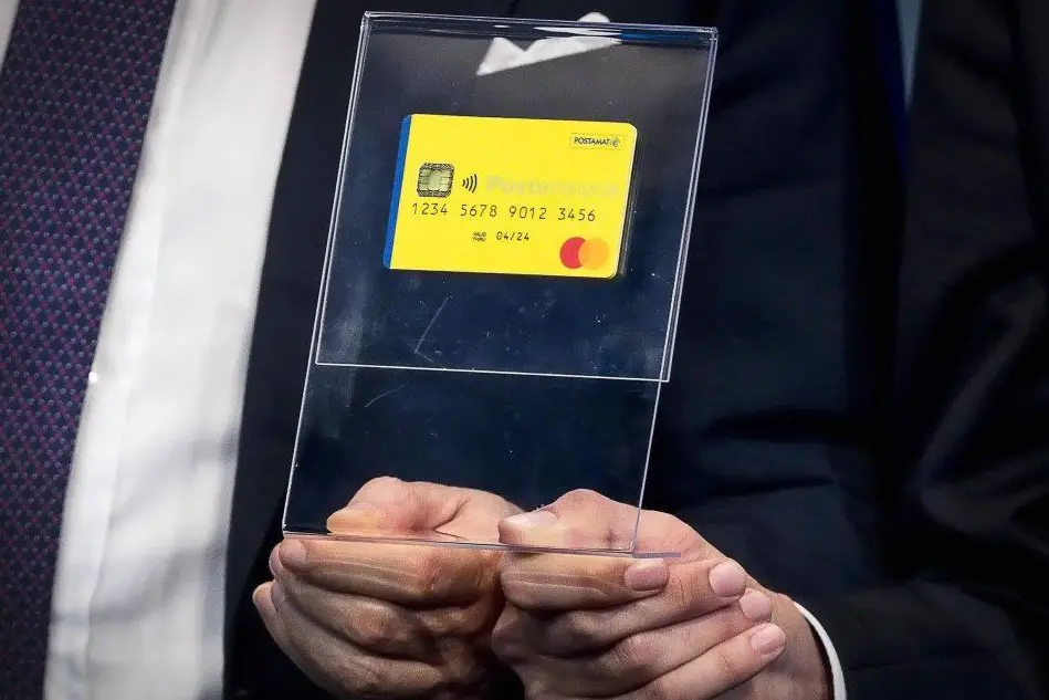 La card del reddito di cittadinanza (Ansa)