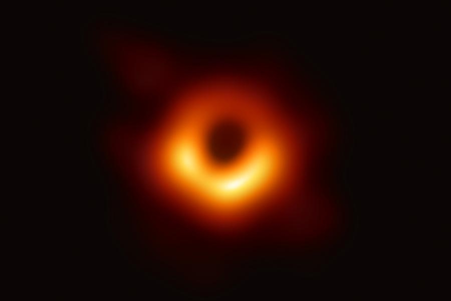 La prima immagine di un buco nero (foto @Inaf)