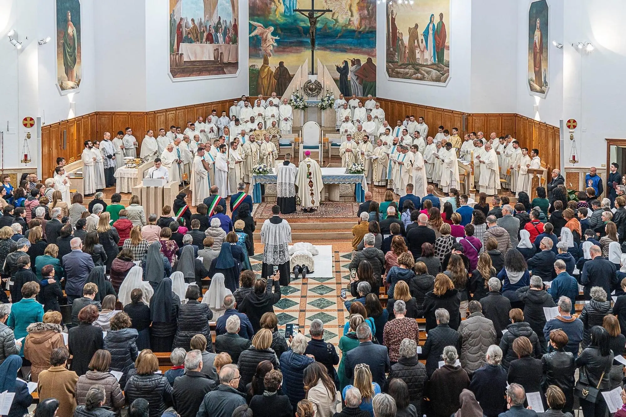 Una recente cerimonia del clero ogliastrino nel Santuario di Lanusei (foto Ogliastra web)